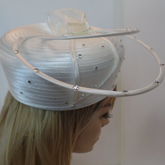 Franccesca Bellini White Poly Fascinator Hat W Bling OSFM Excellent Condition - Picture 3 of 12